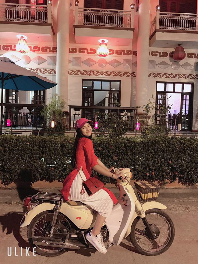 Hoa hậu Tiểu Vy giản dị đi xe máy ở đời thường.
