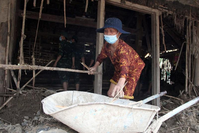Căn nhà bà Phạm Thị Quờn (74 tuổi, xã Sơn Hà, huyện Sơn Hòa, Phú Yên) tan hoang do lũ. Ảnh: TẤN LỘC