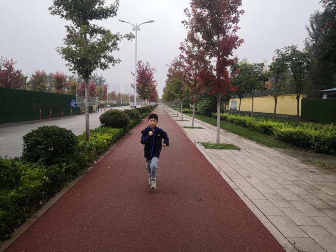 Bé trai 9 tuổi kiên trì chạy bộ 10km mỗi ngày, tâm niệm một điều duy nhất là phải cứu được em. Ảnh: QQ