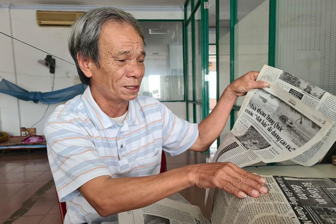 Ông Phạm Tấn Lực luôn giữ kỹ các bài báo phản ánh sai phạm trên cao tốc Đà Nẵng - Quảng Ngãi. Ảnh: THANH NHẬT