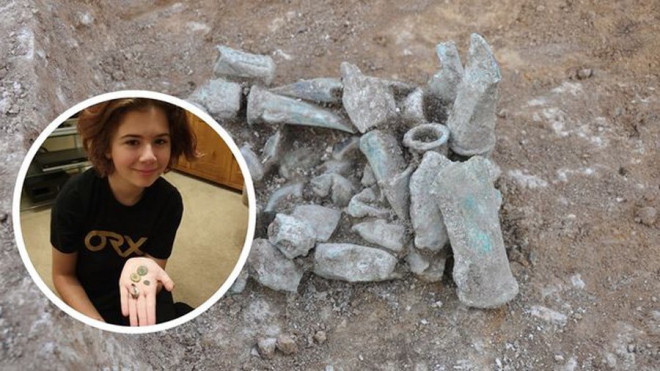 Nhà khảo cổ tí hon và các hiện vật khi mới được khai quật - Ảnh: Milly Hardwick / Royston Crow