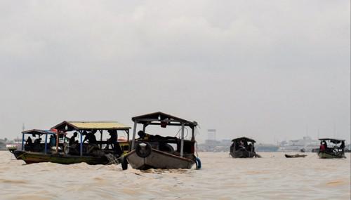Khoảng 15 chiếc thuyền từ đảo Kemaro tìm kho báu ở sông Musi mỗi ngày. Ảnh: SOUTH CHINA MORNING POST