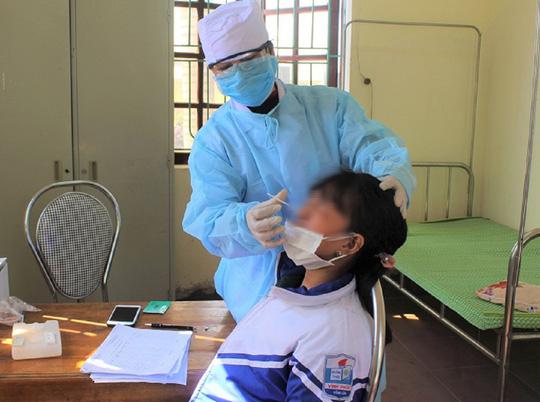 Ngành y tế lấy mẫu xét nghiệm tầm soát dịch Covid-19 trên địa bàn huyện Vĩnh Lộc