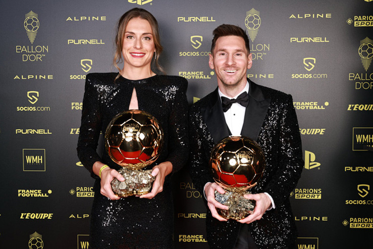 Messi chụp ảnh cùng Alexia Putellas - siêu sao của Barcelona&nbsp;giành "Quả bóng vàng 2021" dành cho&nbsp;bóng đá nữ