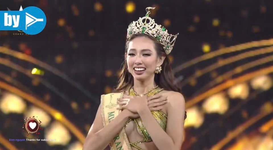 Nguyễn Thúc Thùy Tiên chính thức đăng quang ngôi vị Hoa hậu Hòa bình Thế giới 2021.