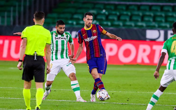 Barca (áo sẫm) có nguy cơ rơi điểm trước Betis