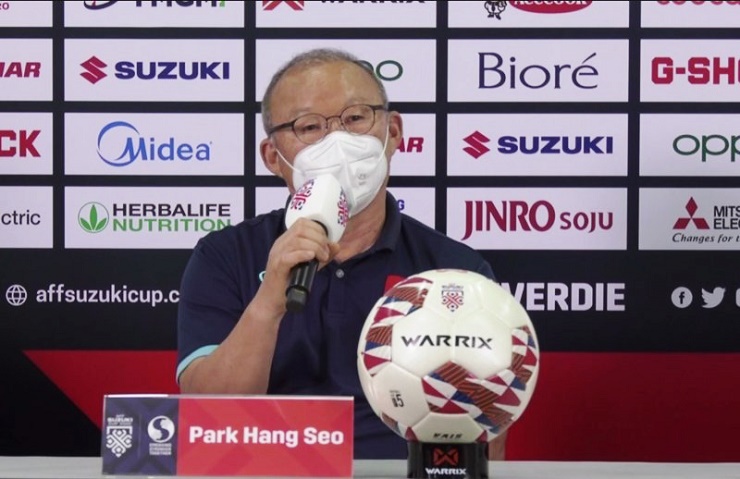 HLV Park Hang Seo trong buổi họp báo trước trận mở màn AFF Cup