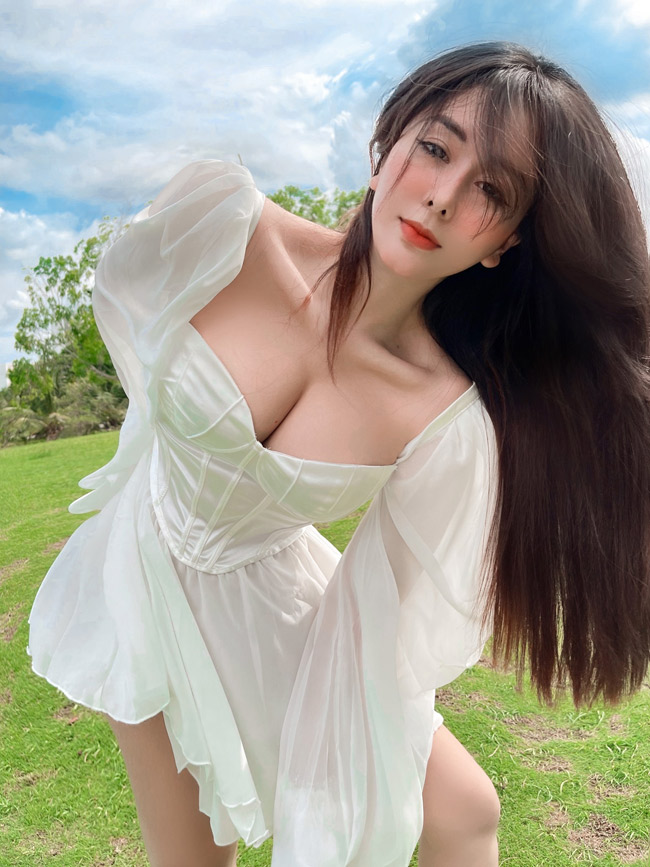 Phong cách thời trang thường ngày của hot girl Sài thành cũng gây ấn tượng mạnh.&nbsp;
