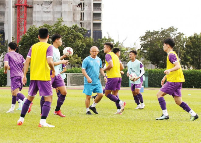 Đội tuyển Việt Nam tập luyện tại Singapore