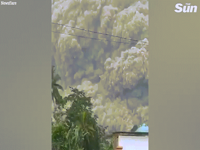 Video: Núi lửa phun tro bụi cao 15km kín trời, gây cảnh như tận thế ở Indonesia