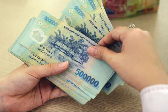 Trước kia, tiền Việt Nam đã phải trải qua năm lần thay đổi trước năm 2006 vì thiếu tính đồng nhất và độ bảo mật kém.
