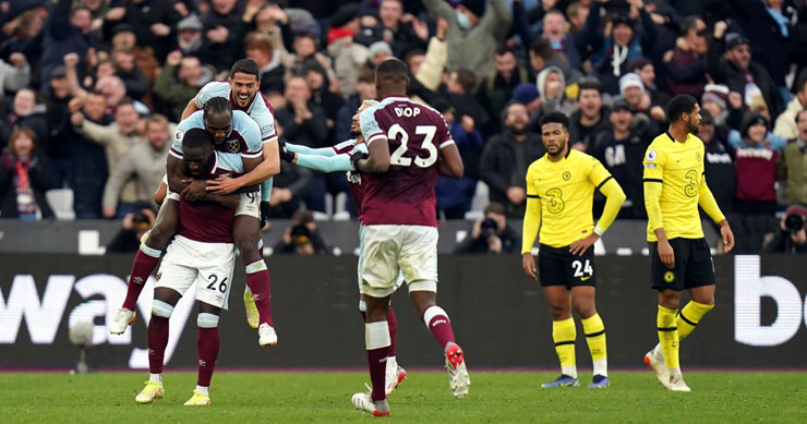 West Ham thắng sốc Chelsea 3-2 khiến ngôi đầu Premier League đổi chủ