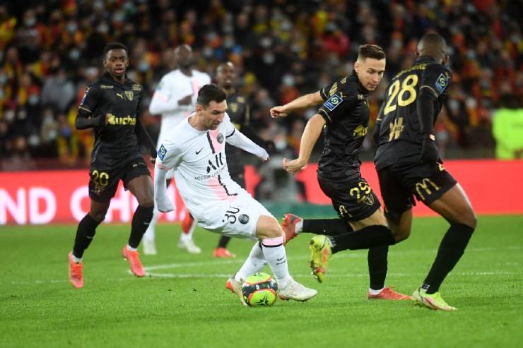 Messi nằm sân trong tình huống dẫn tới bàn thua của PSG
