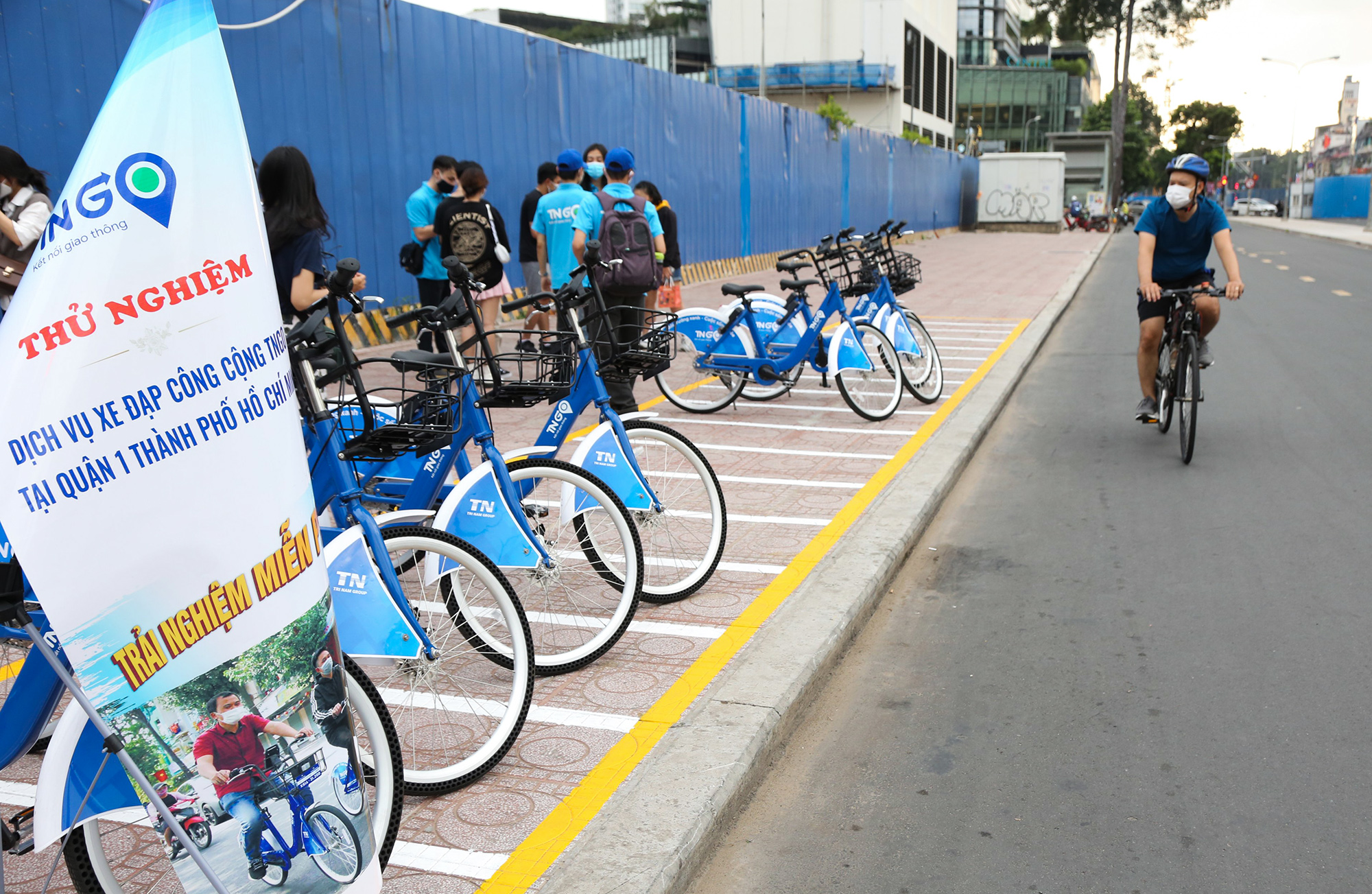 Hàng chục xe đạp vừa được nhà đầu tư đặt tại vỉa hẻ trên đường Lê Lợi (quận 1) để vận hành thử nghiệm dịch vụ xe đạp công cộng đầu tiên ở TP.HCM.