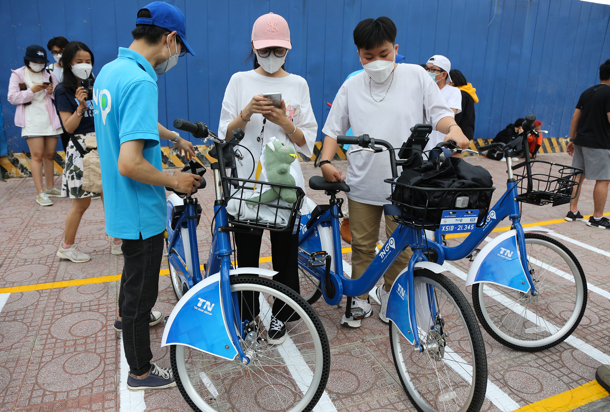 Trong thời gian thử nghiệm và giai đoạn đầu vận hành, chủ đầu tư bố trí người để hỗ trợ cài đặt, hướng dẫn cho người dùng biết cách thanh toán thuê xe tại các trạm.