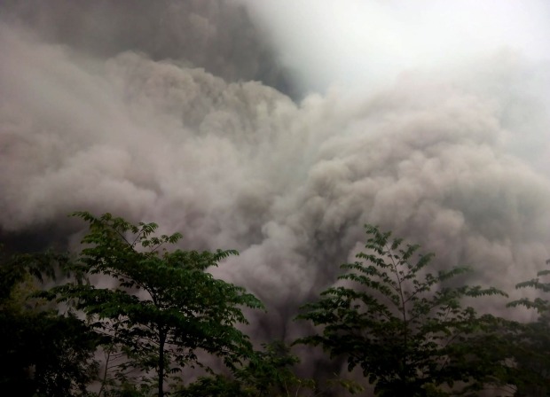 Nhiều nơi ở Indonesia chìm vào bóng tối do tro bụi che kín ánh Mặt trời.