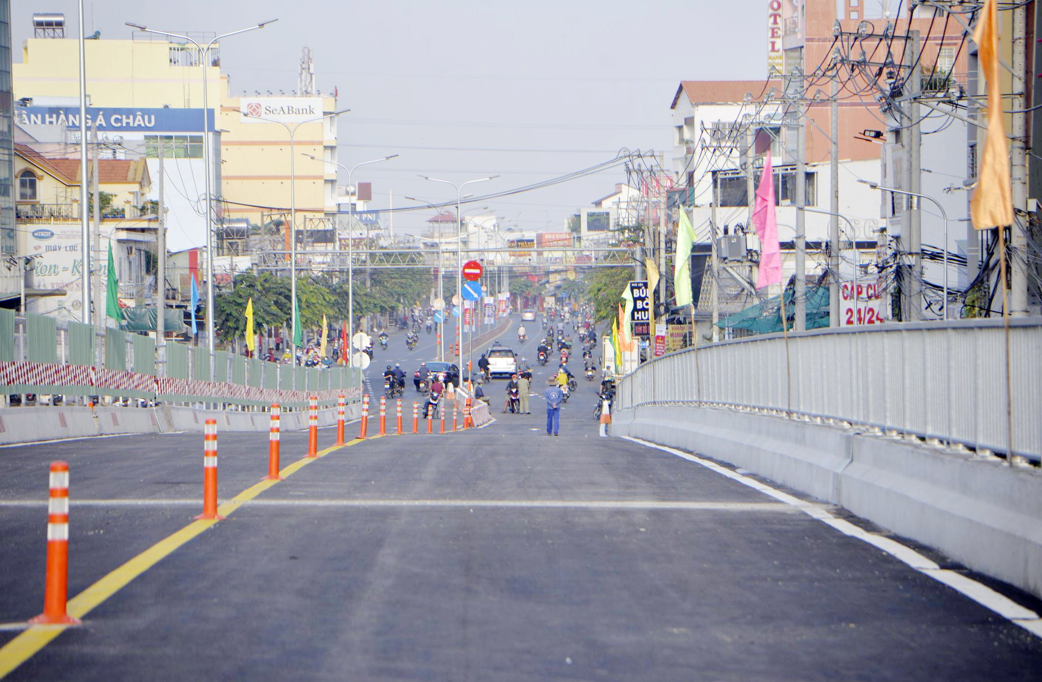 Sáng nay (5/12), Ban Quản lý dự án xây dựng các công trình giao thông TP.HCM (Ban Giao thông) tổ chức lễ thông xe nhánh cầu 1 thuộc dự án xây dựng mới cầu Bưng.