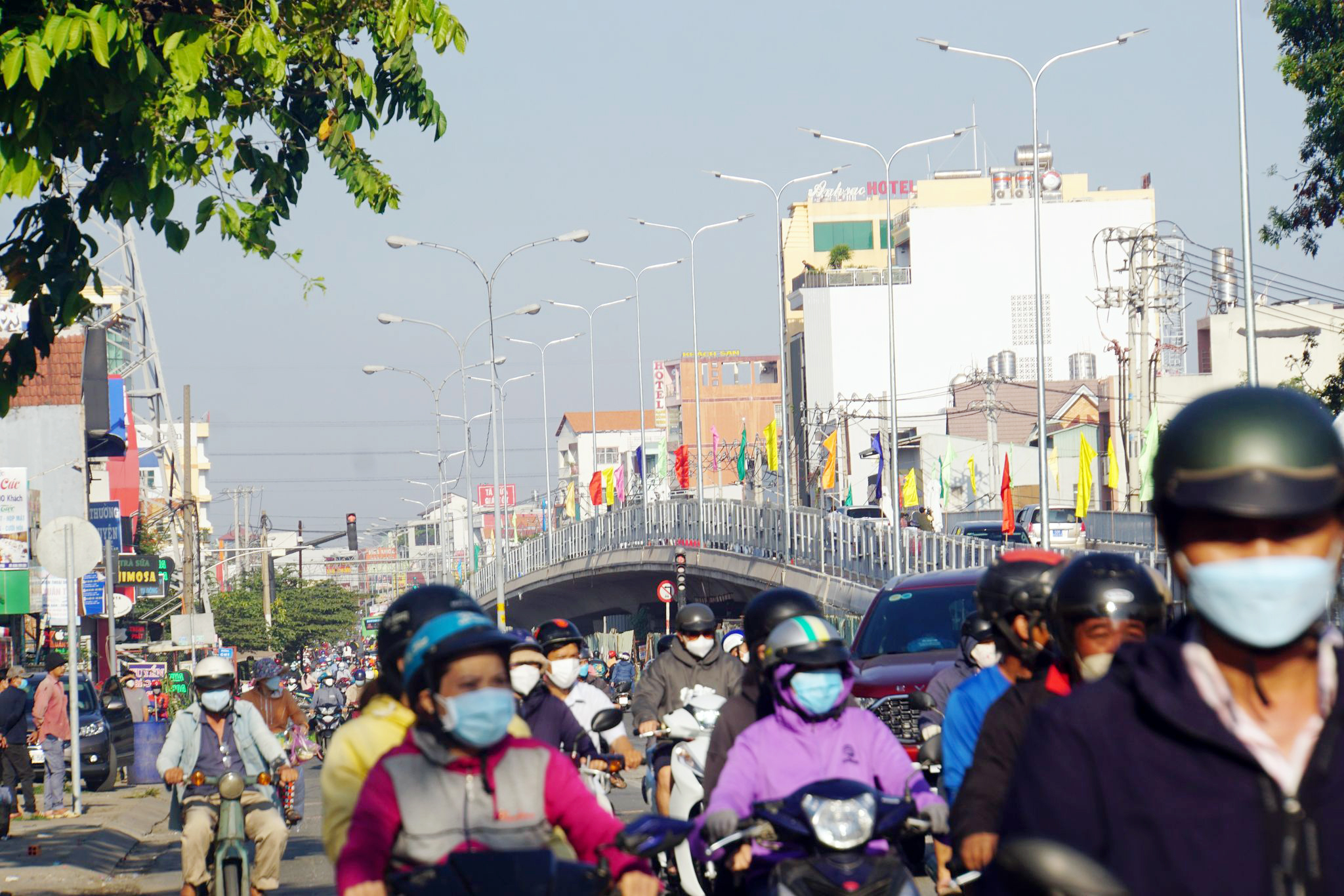 &nbsp;Cầu Bưng mới bắc qua kênh Tham Lương thay thế cây cầu hiện hữu có mặt cắt ngang hẹp, đã xuống cấp trầm trọng, liên tục gây ùn tắc giao thông. Công trình sau khi hoàn thành sẽ nối liền quận Bình Tân và quận Tân Phú trên trục đường Lê Trọng Tấn, giải quyết tình trạng ùn tắc giao thông tại khu vực cầu Bưng và góp phần hoàn thiện hệ thống hạ tầng giao thông, nối kết liên vùng trong khu vực tây bắc thành phố.