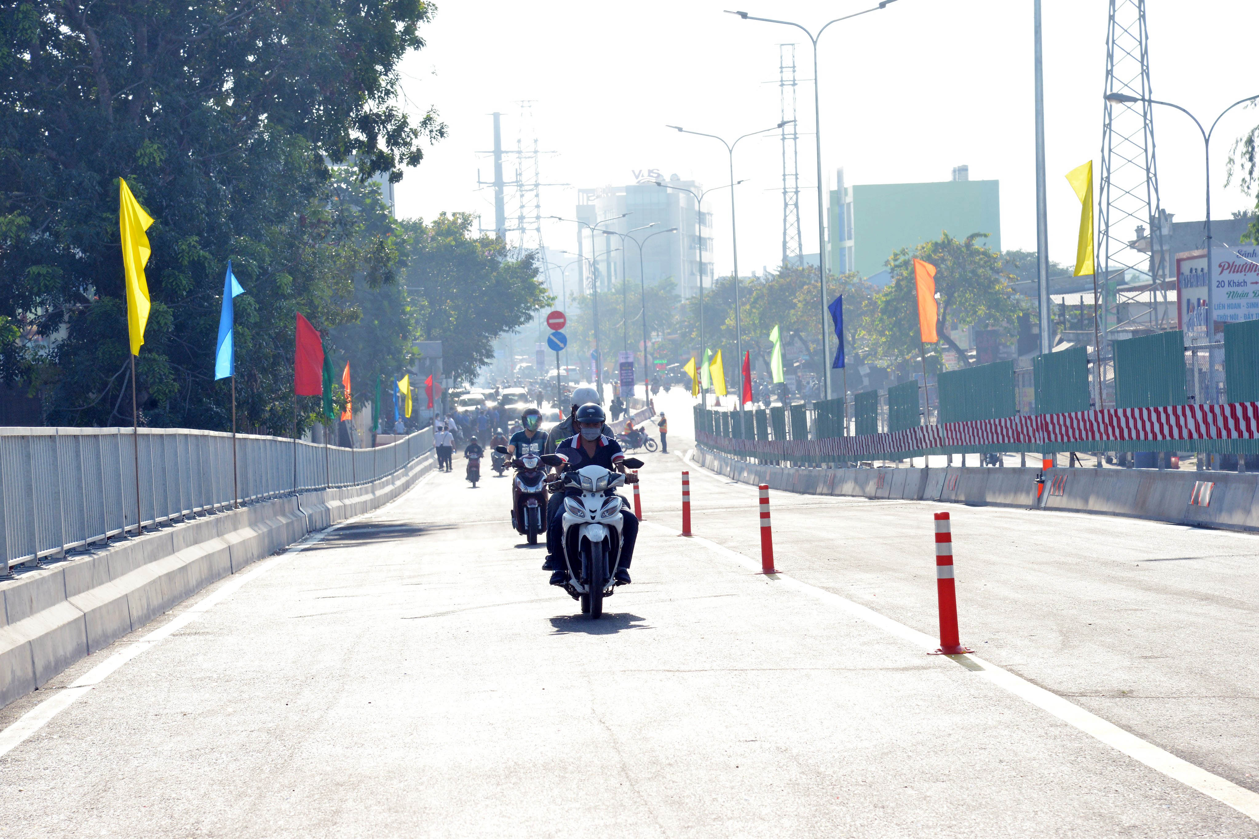 Đến nay, một nhánh cầu Bưng đã hoàn thành và chính thức thông xe, đưa vào phục vụ người dân thành phố, sớm hơn tiến độ dự kiến 45 ngày và cũng là công trình giao thông đầu tiên hoàn thành trong giai đoạn khôi phục sản xuất sau giãn cách.