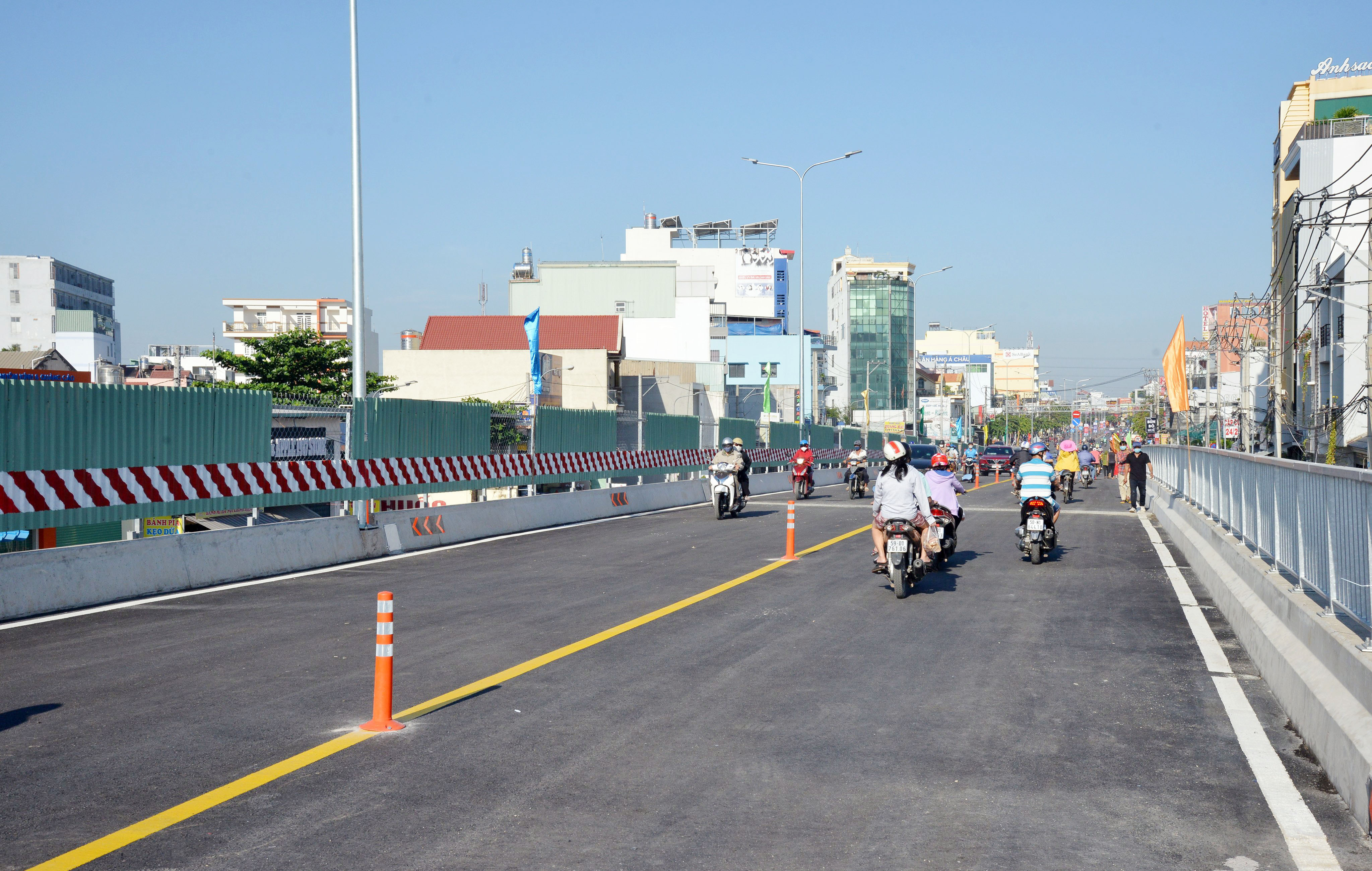 1 nhánh của cầu Bưng đi vào hoạt động giúp việc lưu thông của bà con được an toàn, thuận lợi hơn.