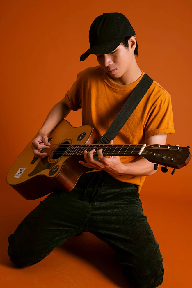 Thịnh Suy vừa đàn vừa hát, được khán giả yêu thích với hình ảnh mộc mạc, đơn giản