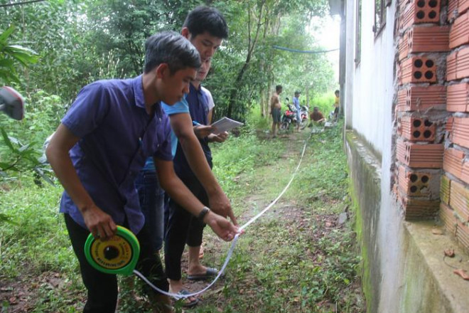 Nhân viên Trung tâm quỹ đất huyện Long Thành đo đạc kiểm đếm đất trong vùng dự án sân bay Long Thành