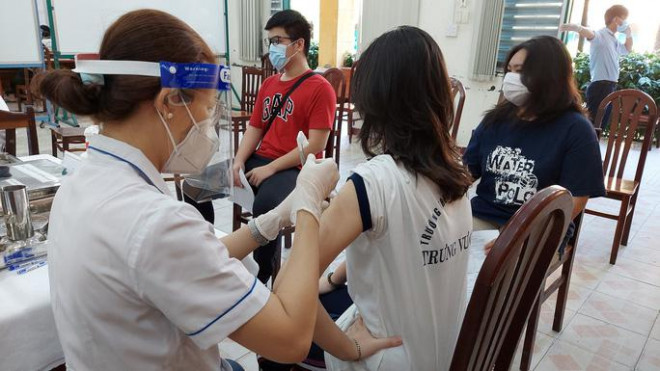 Tiêm vắc-xin cho học sinh tại Trường THPT Trưng Vương, quận 1, TP HCM - Ảnh: Hải Yến
