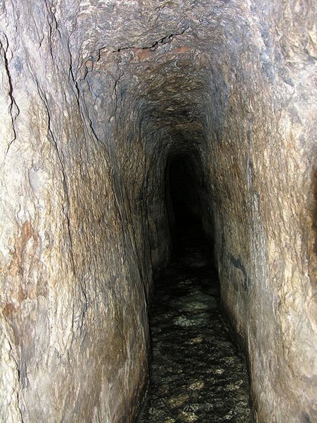 Đường hầm Hezekiah, Jerusalem: Đây là một trong những đường hầm lâu đời nhất trên thế giới. Nó được cho là có niên đại khoảng thế kỷ thứ 8 trước Công nguyên và được tìm thấy bên dưới các đường phố của Jerusalem. Tới nay, du khách vẫn có thể tiếp cận kỳ quan thế giới cổ đại này. 
