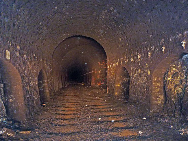 Đường hầm Vịnh Rhondda và Swansea, Wales: Từng là một đường hầm khá quan trọng nhưng ngày nay đường hầm Vịnh Rhondda và Swansea đã trở nên lạc hậu và bị lãng quên, tuy nhiên đây vẫn là một nơi có cảnh quan khá thú vị để du khách đến khám phá. 
