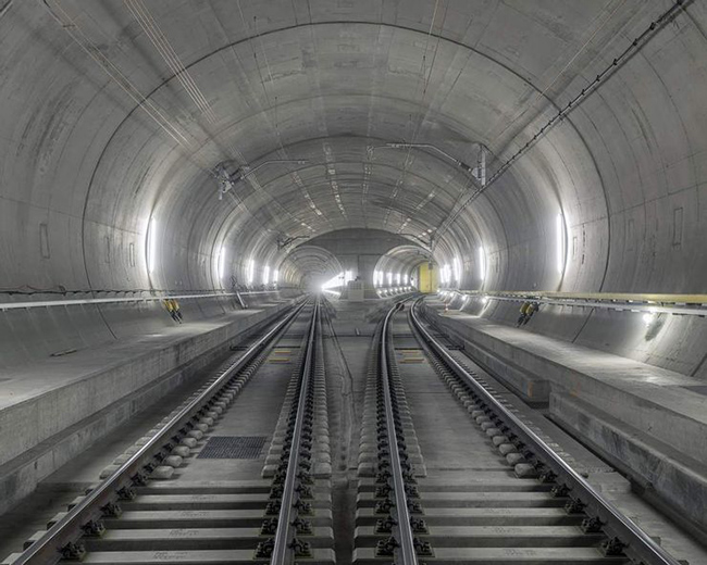 Đường hầm Gotthard, Thụy Sĩ: Đây là một trong những đường hầm giao thông dài và sâu nhất hành tinh chạy xuyên qua dãy Alps của Thụy Sĩ. 
