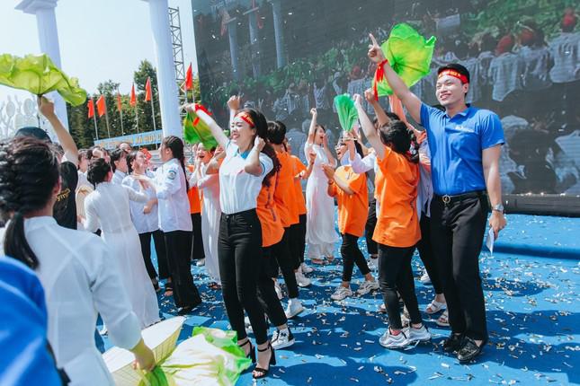 Nữ Phó Bí thư Đoàn trường Đại học Vinh hoạt động tình nguyện vì cộng đồng xuất sắc - 7