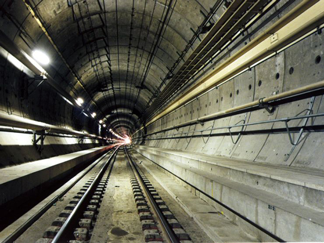 Đường hầm dưới nước: Channel Tunnel có lẽ là một trong những kỳ công kỹ thuật ấn tượng nhất mọi thời đại, đường hầm dưới nước nối giữa Anh và Pháp này dài hơn 48km. Nó được hoàn thành vào năm 1994 với chi phí hơn 20 tỷ USD.&nbsp;
