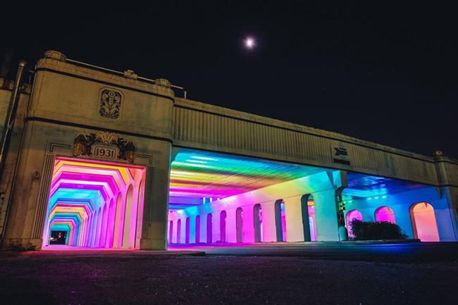 Đường hầm cầu vồng, Anh: Đường hầm cầu vồng này do nghệ sĩ người Mỹ Bill Fitzgibbon thiết kế. Nó mang hiệu ứng được tạo ra bởi 250 đèn LED. 
