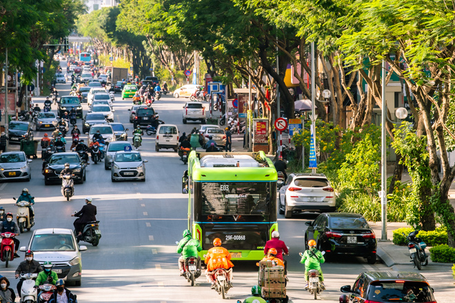 Người dân Thủ đô háo hức khám phá xe buýt không khói - 1