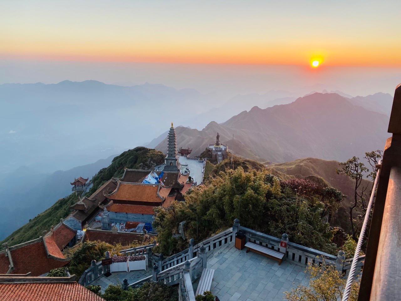 Dự báo, sương muối vẫn có khả năng hình thành trên khu vực đỉnh Fansipan từ đêm nay đến hết đêm 7/12. Ảnh: Quyền Anh Tuấn.