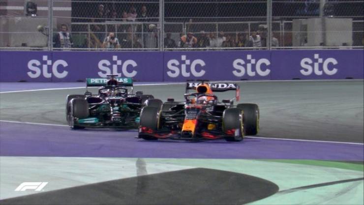 Hamilton và Verstappen có những va chạm liên tiếp