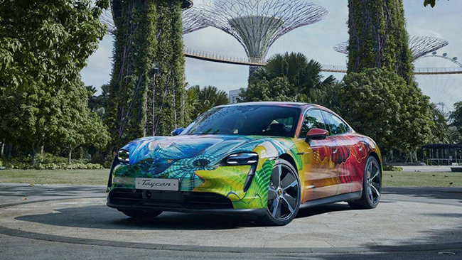 Taycan Art Car: Lấy cảm hứng từ vẻ đẹp của thiên nhiên, họa sĩ Richard Phillips đã thành công trong việc tạo cho chiếc xe một lớp áo đầy sắc màu
