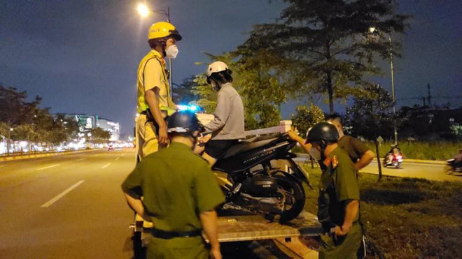 Khi lên được trên xe đặc chủng, người này nhất quyết không rời khỏi xe máy.. Ảnh: TS