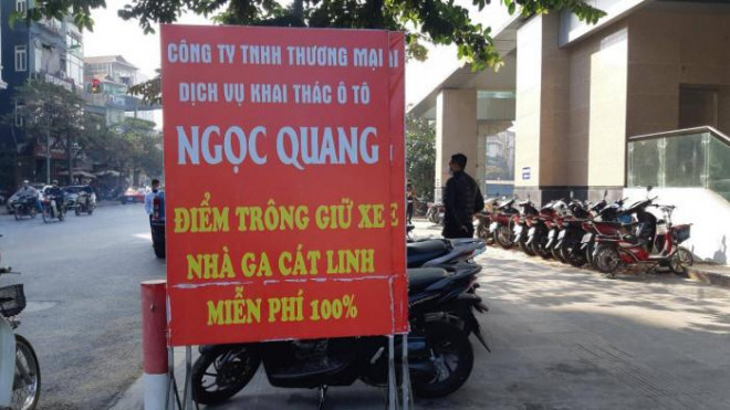 Trao đổi với Báo Giao thông, đại diện Công ty Ngọc Quang cho biết: "Từ ngày 26/11 đến nay đơn vị này vẫn trông giữ xe miễn phí cho người dân đi tàu tại khu vực vỉa hè trước ga Cát Linh. Tại ngõ 168 việc trông giữ ô tô được chấp hành theo quy định. Không có chuyện bất cập hay để khách phản ánh. Hàng ngày mình bố trí nhân viên giám sát để kiểm soát việc này. Dự kiến ngày mai (8/12), công ty sẽ họp với Sở GTVT Hà Nội và phường, quận sở tại để hoàn thiện thủ tục cấp phép và bắt đầu tiến hành thu phí".