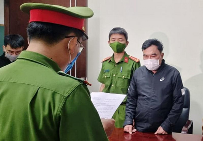 Công an đọc lệnh bắt tạm giam nghi phạm&nbsp;Nguyễn Quang Trung. Ảnh: H.H