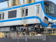 Tin tức trong ngày - Cận cảnh bốc dỡ hai đoàn tàu Metro số 1 vừa cập cảng Khánh Hội