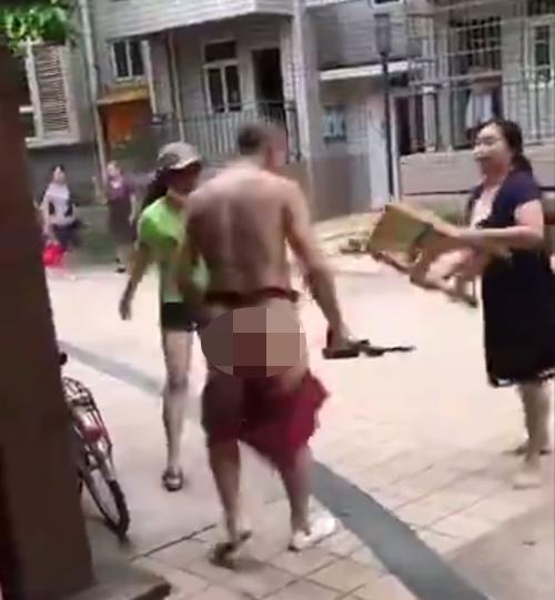 Gã đàn ông trăng hoa &#34;vùng lên&#34; khi bị cả vợ lẫn bồ đánh đến rách quần &#34;phơi bày&#34; ra bàn dân thiên hạ và cái kết bất ngờ - 1