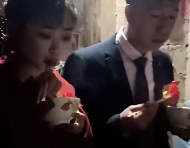 Cô dâu dường như không mấy vui vẻ và hạnh phúc dù đó là ngày trọng đại của cuộc đời.