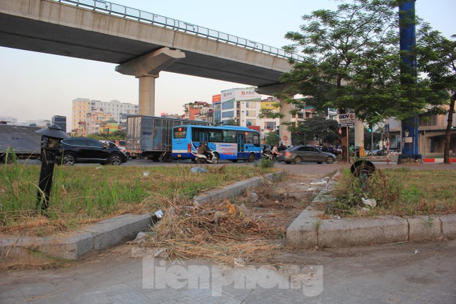 Công viên &#39;trăm tỷ&#39; ở Hà Nội mới đưa vào sử dụng đã xuống cấp - 2