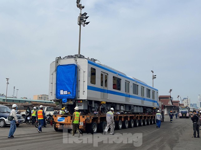 Ngoài đoàn tàu số 8 và 9, đoàn tàu số 10 và 11 cũng đã cập cảng Khánh Hội và dự kiến được bốc dỡ vào ngày mai (8/12) vận chuyển và hạ tải lên ray trong ngày 15 và 17/12.