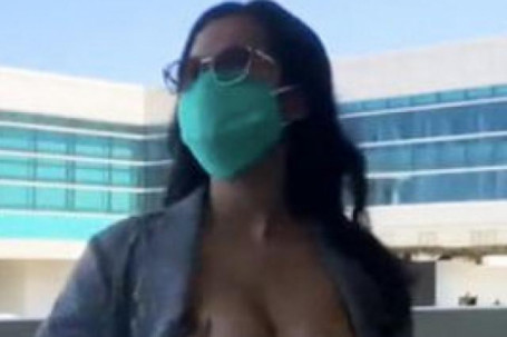 Người đẹp khoe ngực, quay video khiêu dâm ở sân bay bị cảnh sát bắt giữ