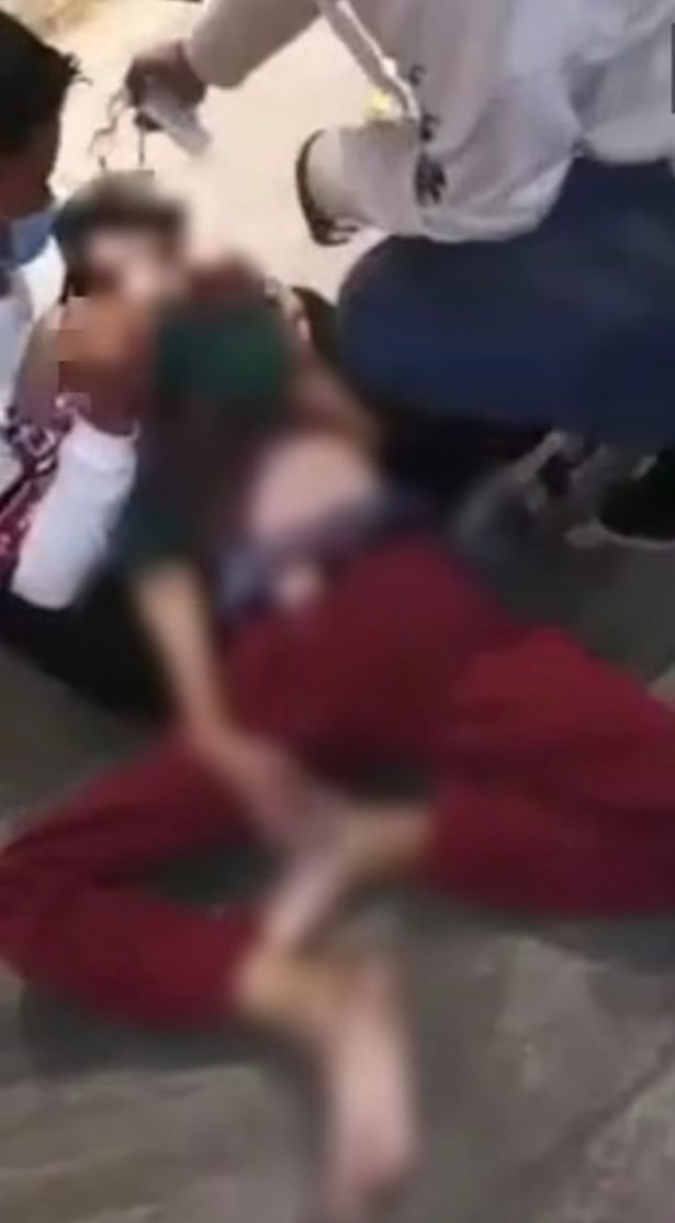 Hình ảnh cắt từ video cho thấy một thiếu niên nằm gục bên trong một căn "nhà ma" ở thuộc khu nghỉ dưỡng. Ảnh: Daily Star