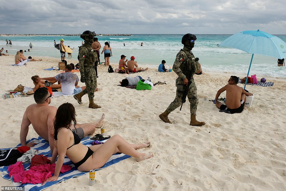 Những người ra biển tắm nắng ở Mexico bất ngờ với sự xuất hiện của các binh sĩ quân đội.