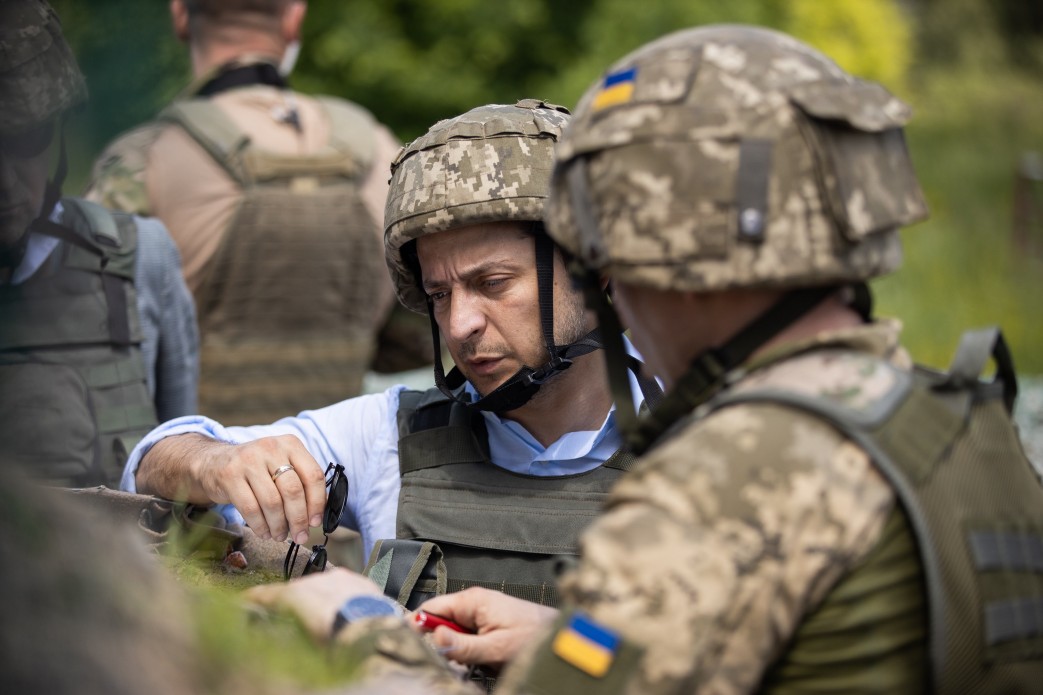Tổng thống Ukraine (áo sáng màu, giữa ảnh) và các binh sĩ. Ảnh: president.gov.ua