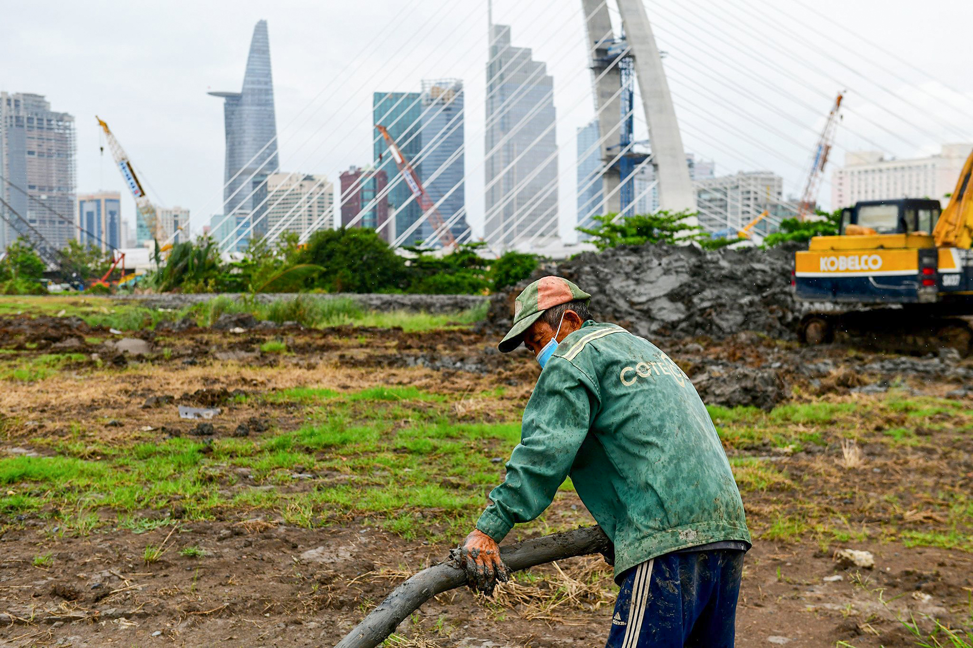 Tại các bãi đất đổ xà bần, phế liệu này, các nhóm xe ben rồi xe cuốc sẽ lần lượt gom sắt vụn trước, khi nhóm rời đi mới tới lượt ông Lính vào mót. “Không được nhặt từ đầu khi xe vừa đổ, việc tìm kiếm có khó khăn hơn nhưng nếu chịu khó sẽ tìm thấy được nhiều sắt, thép hơn so với đi lượm ve chai. Nếu "trúng quả",&nbsp;có ngày tôi kiếm được hơn chục ký sắt”, ông Lính cho hay.